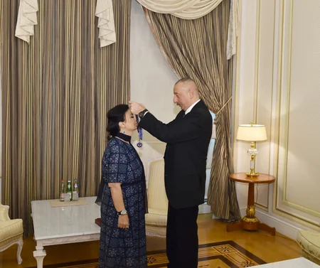 Prezident İlham Əliyev Xalq Artisti Fidan Qasımovaya “İstiqlal” ordeni təqdim edib - YENİLƏNİB