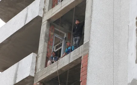 Azərbaycanda nazirlik tikinti şirkətində işləri məcburi qaydada dayandırıb