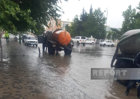 Leysan yağışlar nəticəsində Biləsuvarın mərkəzi küçələrini su basıb