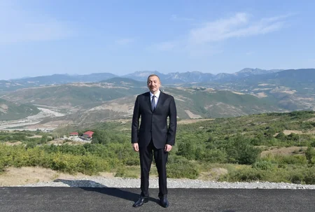 Prezident avtomobil yolunun yenidən qurulması layihəsi ilə tanış olub