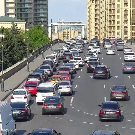Bakının bir sıra yollarında tıxac yaranıb - SİYAHI