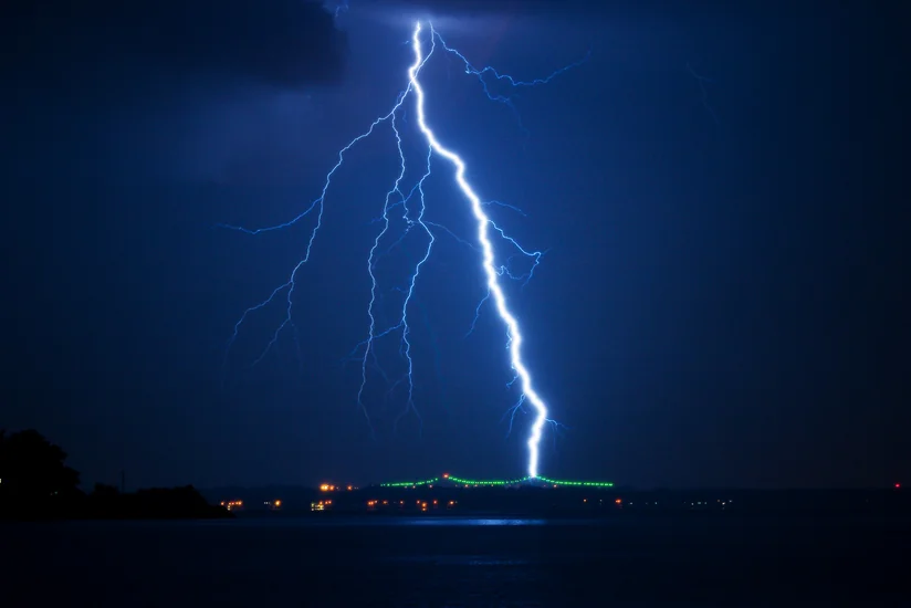 Kanadada göyərtəsində 550 sərnişin olan təyyarəni ildırım vurub