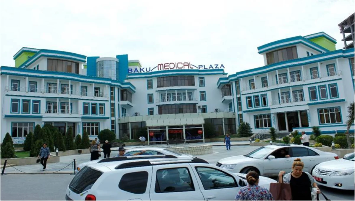 Baku Medical Plazanın həkiminə qarşı dələduzluq edən şəxslərə hökm oxunub