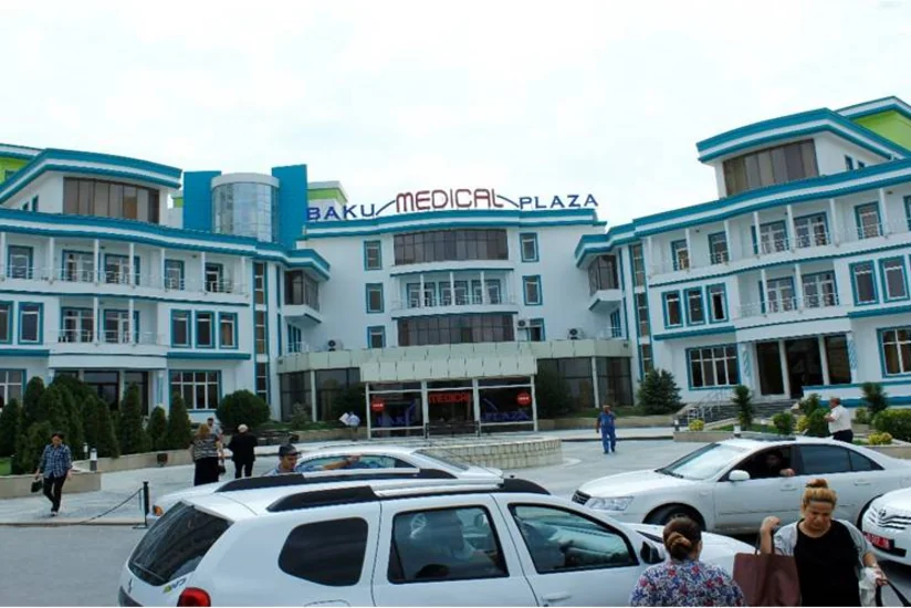 Baku Medical Plazanın həkiminə qarşı dələduzluq edən şəxslərə hökm oxunub