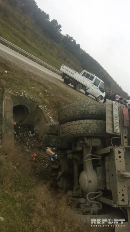 Şabranda daşla dolu KamAz dərəyə aşıb - FOTO