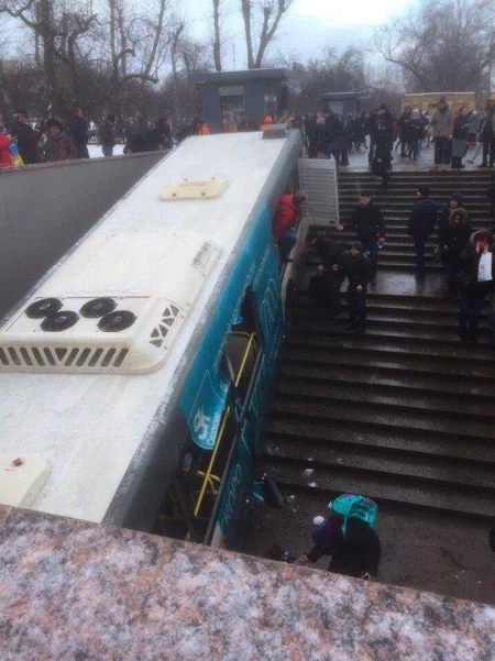Bus hits crowd in Moscow killing 5, injuring 15 - VIDEO