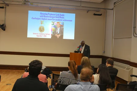 Kaliforniyanın Berkli Universitetində azərbaycanlı professor Lütfi Zadəyə Azərbaycan medalı təqdim olunub