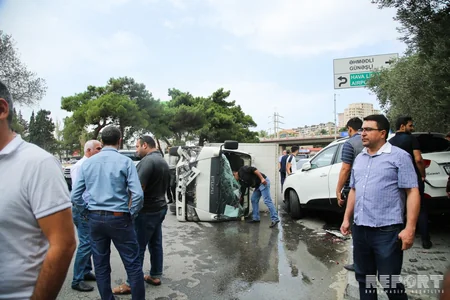 Bakıda yük avtomobili aşıb - FOTO