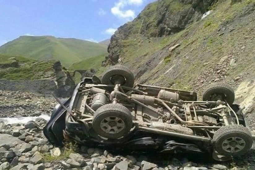 Şamaxıda avtomobil dərəyə aşdı, sərnişin ağır yaralandı