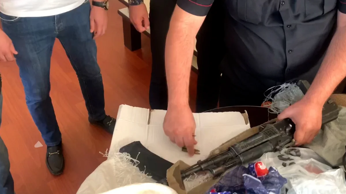Bakıda keçmiş məhkumdan “Kalaşnikov” götürülüb