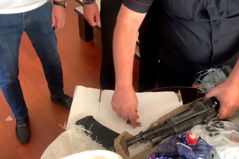 Bakıda keçmiş məhkumdan “Kalaşnikov” götürülüb