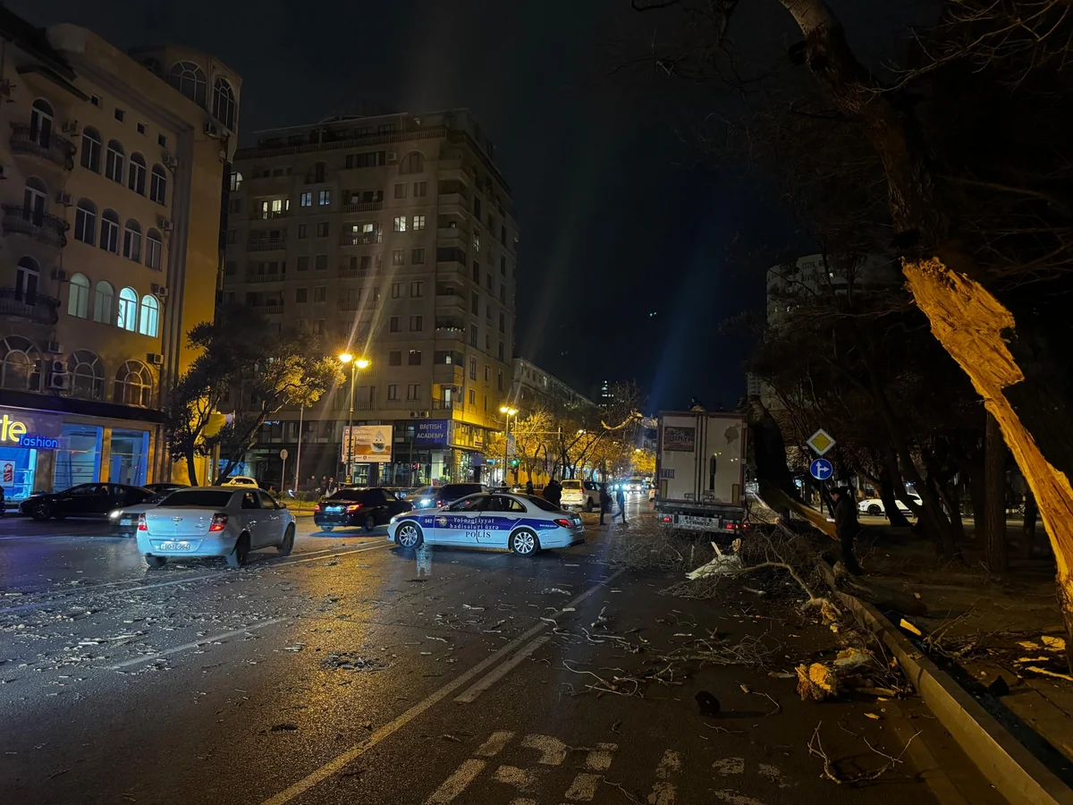 Yasamalda yük avtomobilinin ağaca dəyməsi nəticəsində sıxlıq yaranıb