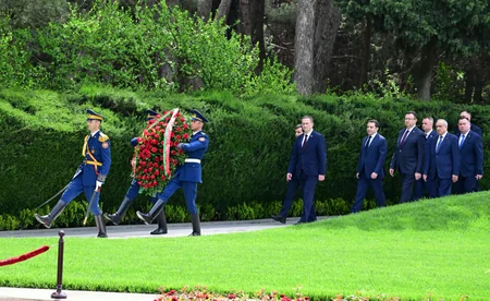 Belarusun Baş naziri Fəxri xiyabanı ziyarət edib
