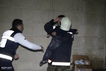 Bakıda yaşayış binasında baş vermiş yanğın zamanı 7 nəfər tüstüdən zəhərlənib - FOTO - YENİLƏNİB-2 - VİDEO