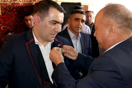 Toy mərasimində bəyə “Hərbi xidmətdə fərqlənməyə görə” medalı təqdim edilib
