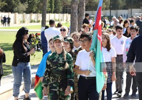 Поток посетителей во II Аллею шехидов, чтобы почтить память павших,  не заканчивается