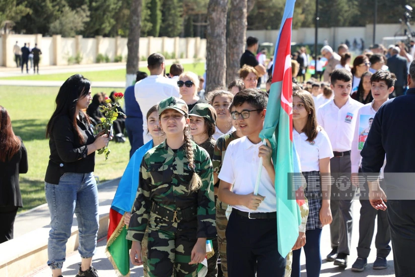 Поток посетителей во II Аллею шехидов, чтобы почтить память павших,  не заканчивается