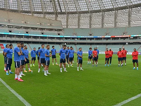 Rövnəq Abdullayev milli komanda ilə görüşüb