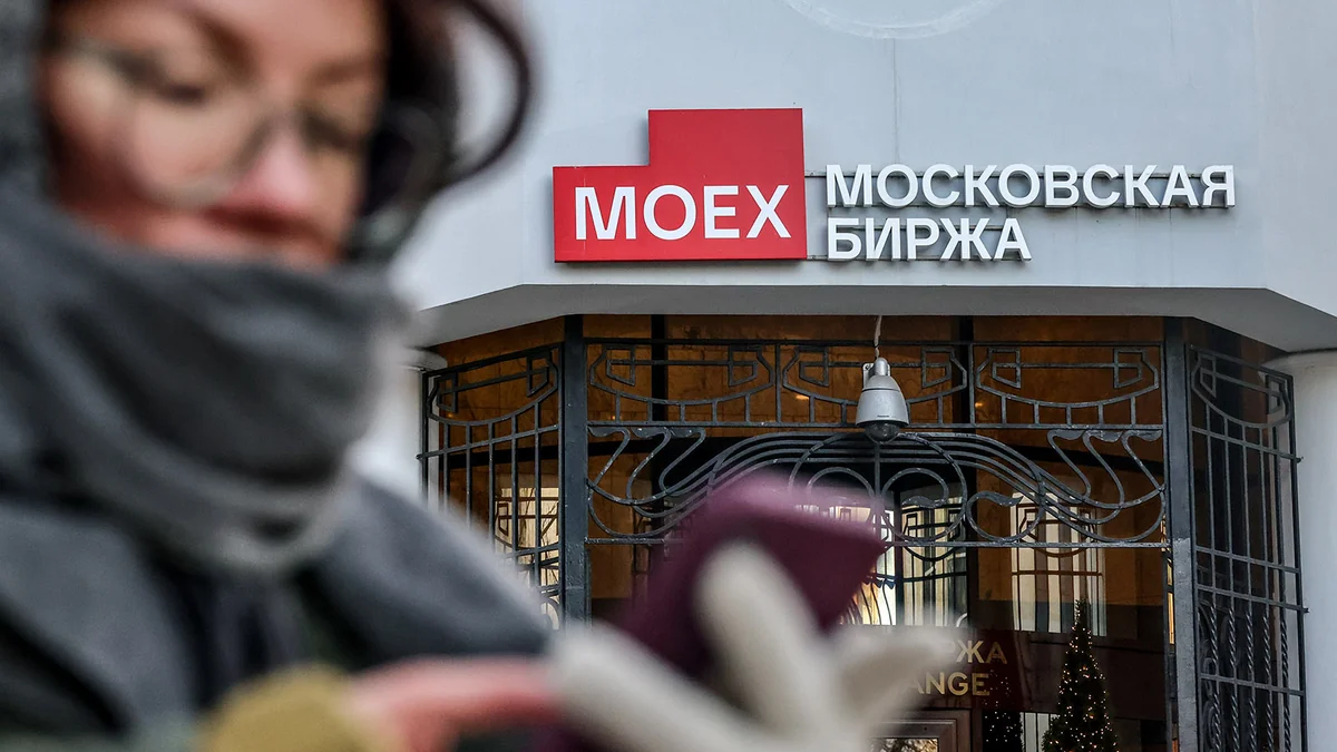 Рынок акций России открылся в утреннюю сессию ростом индекса IMOEX2 на 0,5%