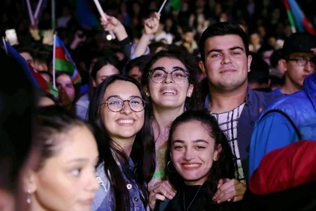 Heydər Əliyev Mərkəzinin parkında Müstəqillik Günü münasibətilə konsert olub