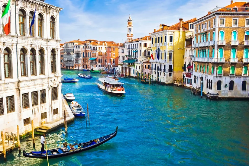 Venesiya sakinləri turistlərin sayının həddindən çox olmasına etiraz edirlər