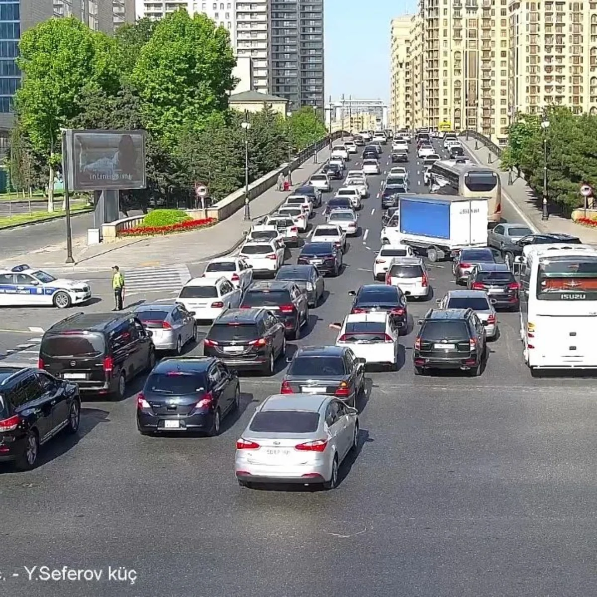 Bakının bir sıra yollarında tıxac yaranıb - SİYAHI