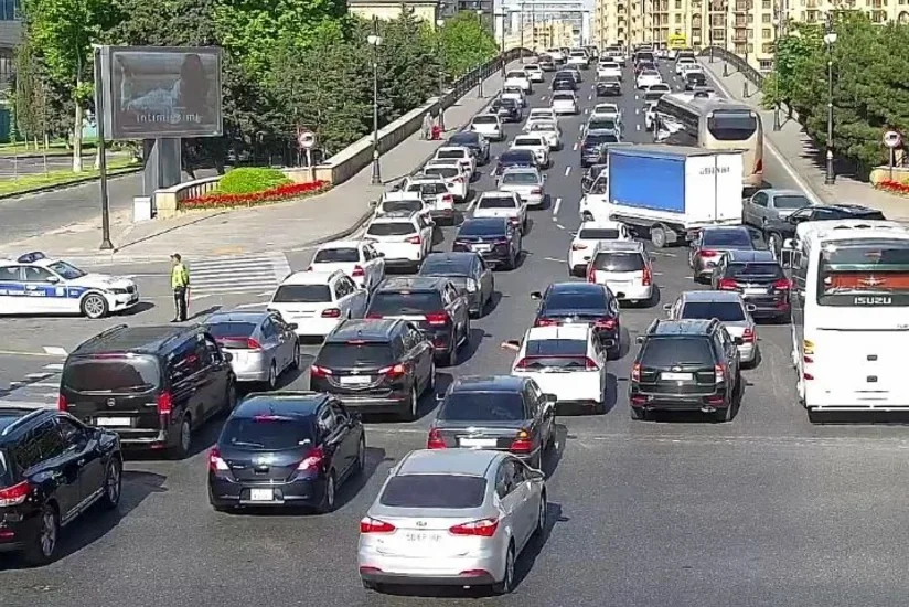 Bakının bir sıra yollarında tıxac yaranıb - SİYAHI