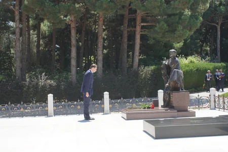 ​ANAMA kollektivi ümummilli lider Heydər Əliyevin məzarını ziyarət edib - FOTO
