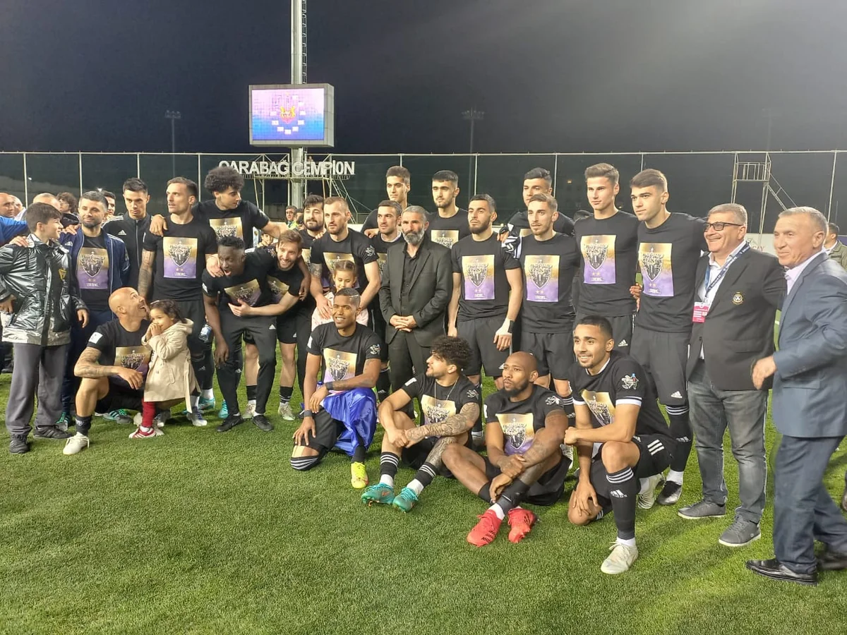 Qarabağın şəhid azarkeşinin medalı atasına verilib
