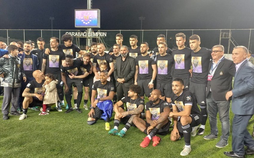 Qarabağın şəhid azarkeşinin medalı atasına verilib