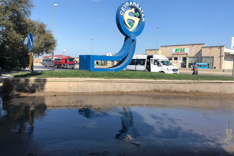 Ceyranbatanda boru partlayıb, ətrafı su basıb - FOTO
