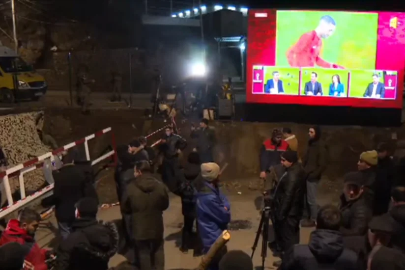 Демонстранты и миротворцы на дороге Шуша-Ханкенди смотрят матч Франция-Марокко