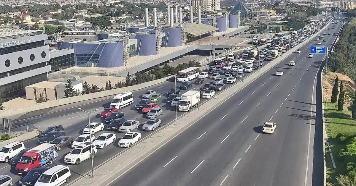 Bakının bir sıra yollarında nəqliyyatın sıxlığı yaranıb