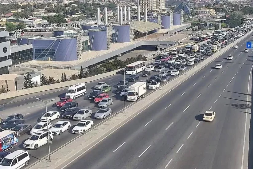 Bakının bir sıra yollarında nəqliyyatın sıxlığı yaranıb