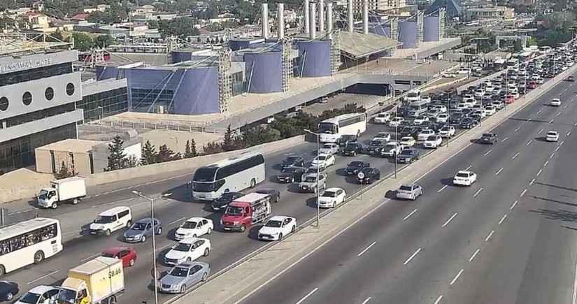В Баку на 22 улицах и проспектах затруднено движение транспорта