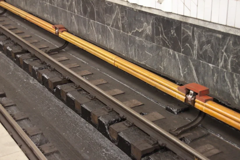 Metronun Nəsimi stansiyasında gənc oğlan relsin üzərinə yıxılıb