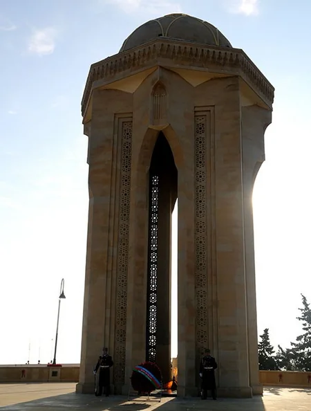 Müdafiə Nazirliyinin şəxsi heyəti Şəhidlər Xiyabanını ziyarət edib