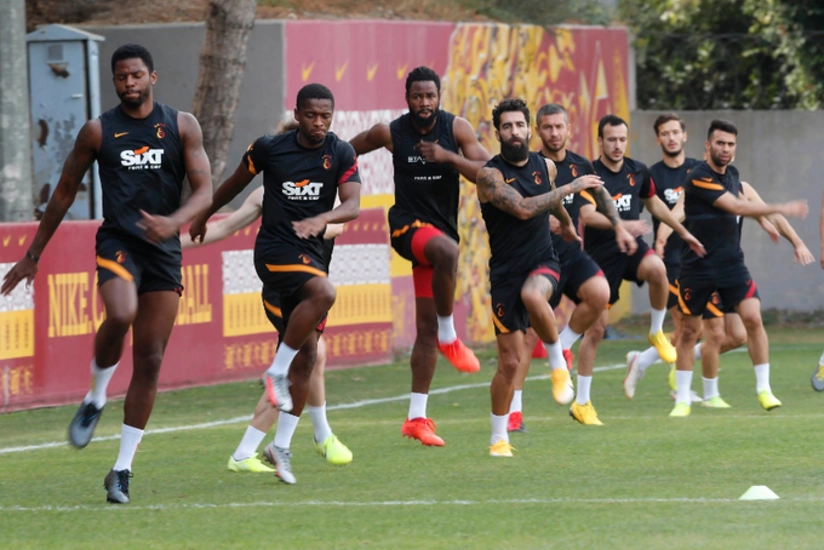 Qalatasaray Neftçi ilə oyun öncəsi ciddi problemlərlə üzləşib