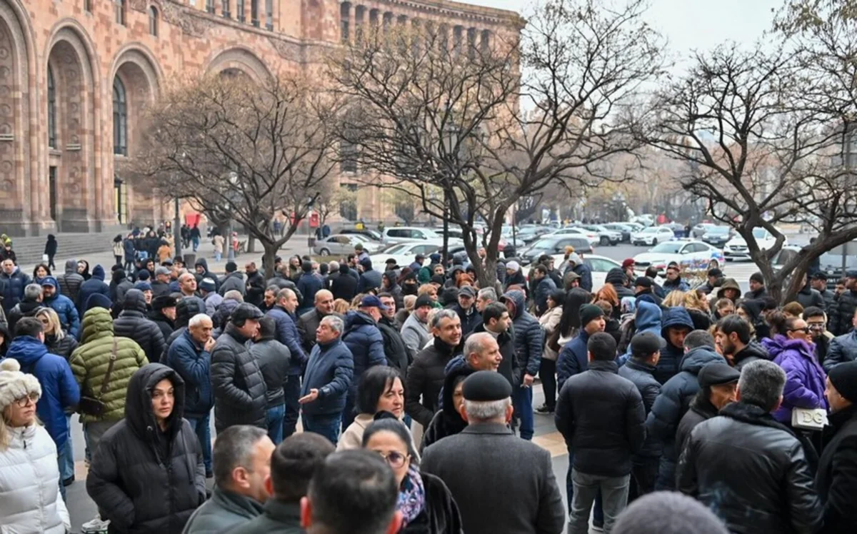 В Ереване у здания правительства проходит акция протеста против повышения налогов