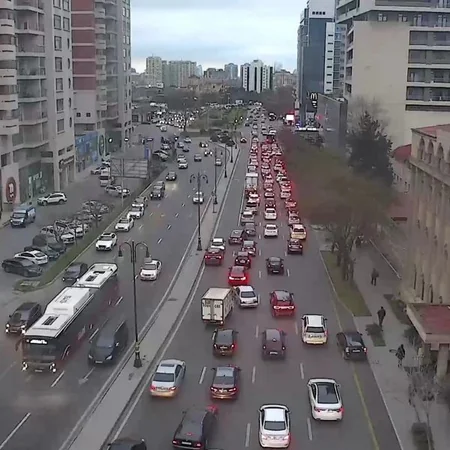 Bakının bir sıra yollarında nəqliyyatın sıxlığı yaranıb