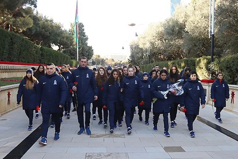 Представители АФФА посетили Аллею шехидов - ФОТО