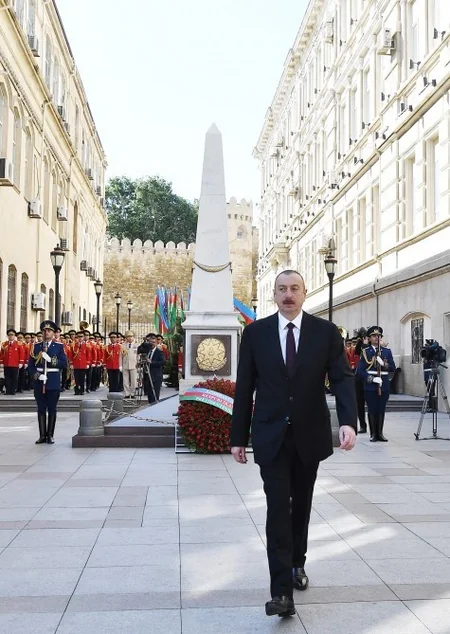Президент Ильхам Алиев посетил памятник, возведенный в честь Азербайджанской Демократической Республики