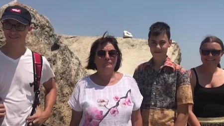 Polis yanan maşında olan xarici turistlərin həyatını xilas edib - VİDEO