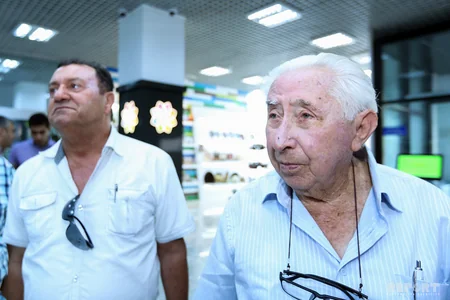 ASAN VİZAya müraciət edən 100 yaşlı turist ASAN xidmət mərkəzinin fəaliyyəti ilə tanış olub