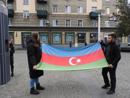 Dövlət Bayrağı Günü münasibətilə Dneprdə aksiya keçirilib