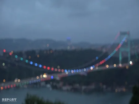 İstanbulun məşhur asma körpüsü Azərbaycan bayrağının rəngləri ilə işıqlanıb - FOTO - VİDEO