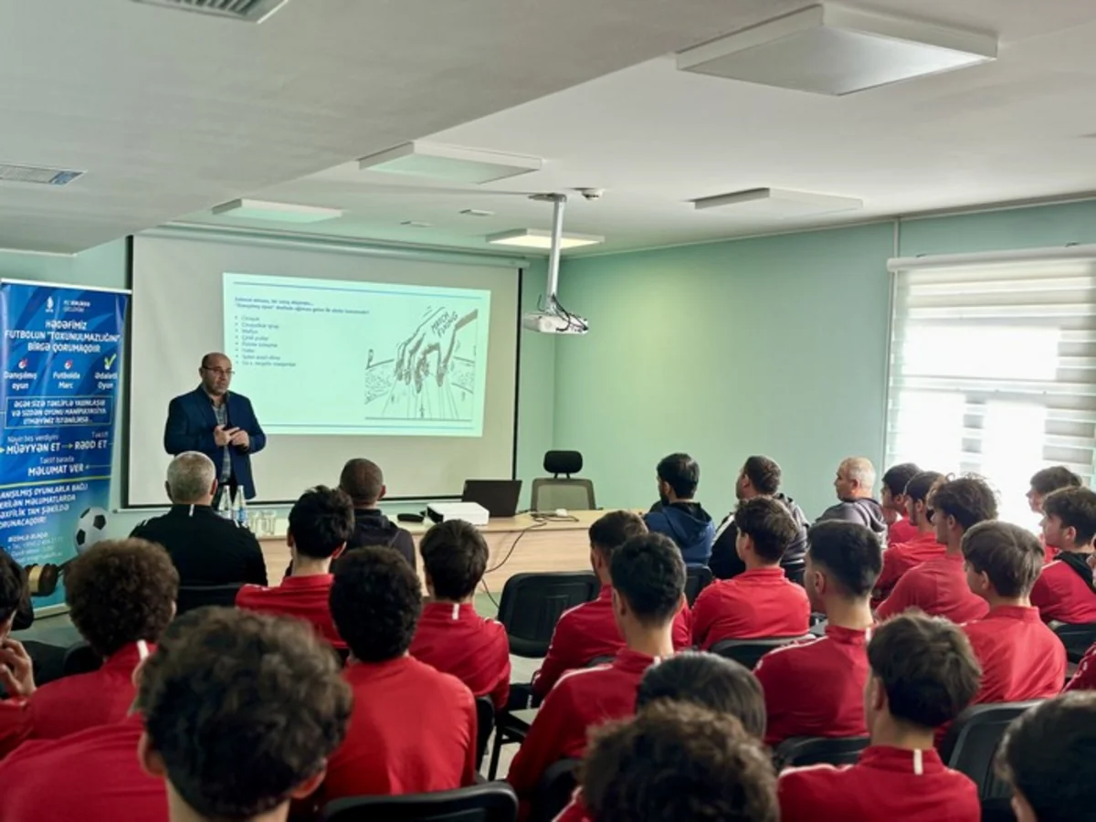 “Turan Tovuz”un futbolçularına danışılmış oyunlarla bağlı seminar keçirilib