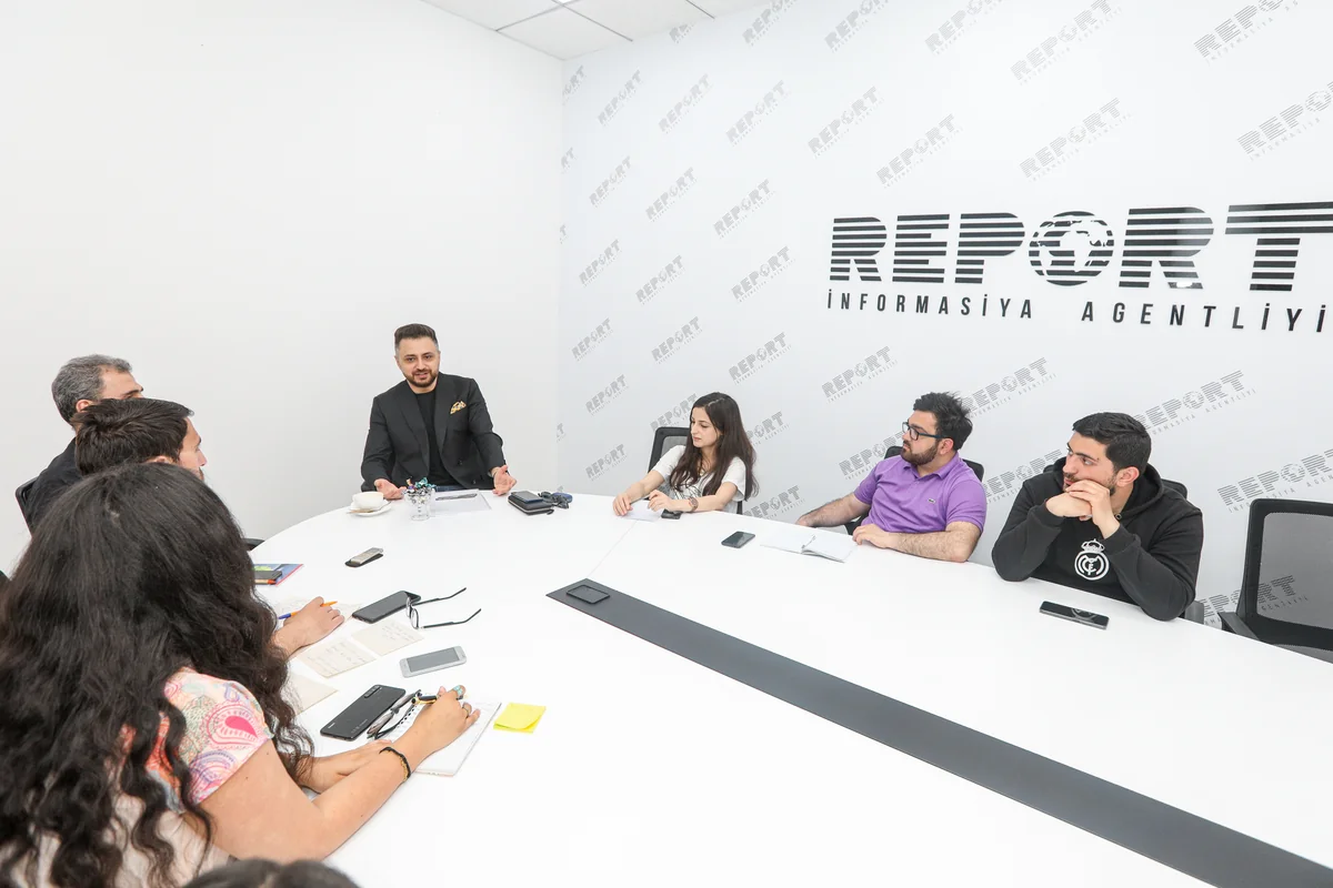 Teleaparıcı Azər Süleymanlı Report Media Məktəbinin tələbələri ilə görüşüb