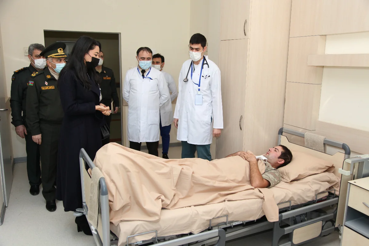 Ombudsman yaralı hərbçilərə baş çəkib