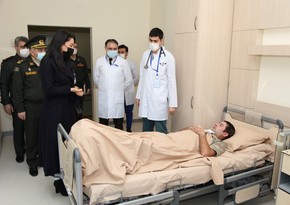 Ombudsman yaralı hərbçilərə baş çəkib